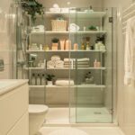 Solutions astucieuses pour maximiser l'espace dans votre petite salle de bain