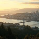 Panorama de la ville de Vancouver et du pont Lions Gate au coucher du soleil.