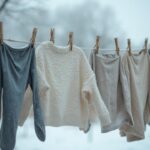 Vêtements d'hiver suspendus sur une corde à linge enneigée