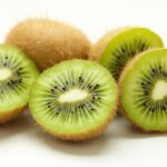 Gros plan de tranches fraîches et juteuses de kiwi sur un fond blanc